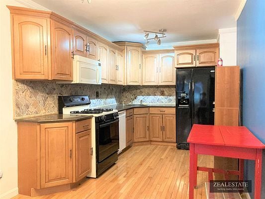 Primary Photo - 354 Butler St