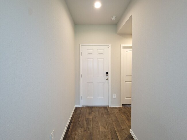 Foto del edificio - The price is right and the location is even better! Take a look TODAY at this like-new, 3/2, open...