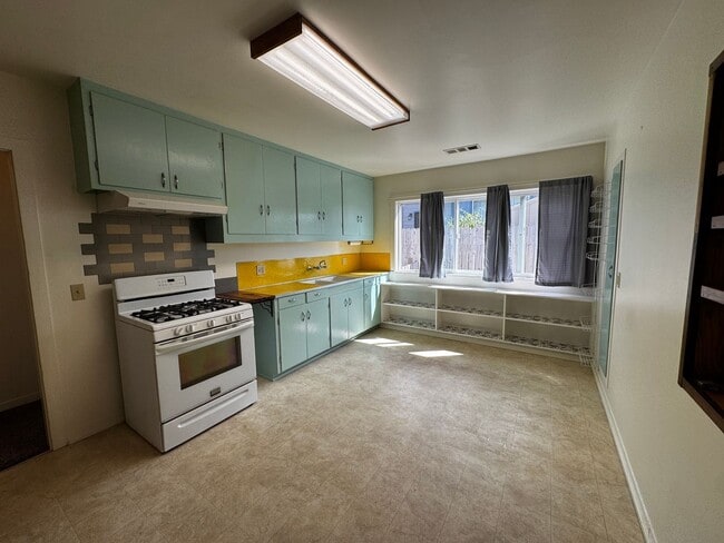 Building Photo - Cozy 2 Bedroom 1 Bath Home Located in the ...