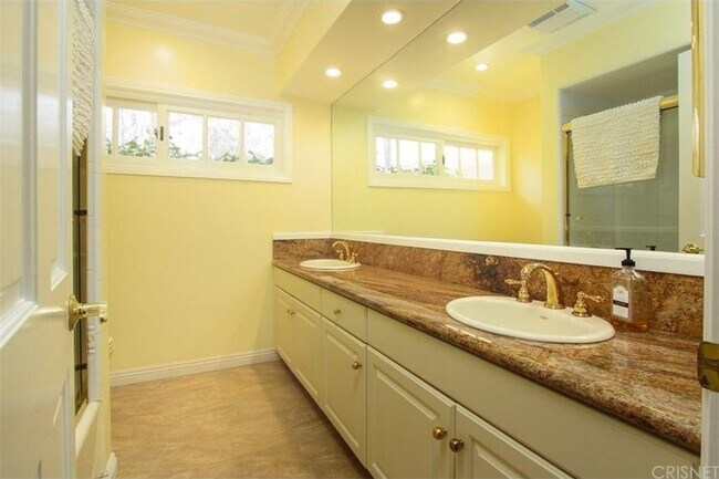 Foto del edificio - 16383 Royal Hills Dr