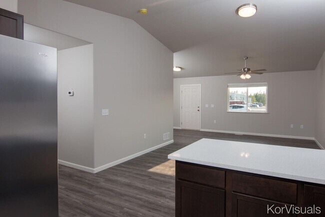 Building Photo - 1121 W Cache Dr