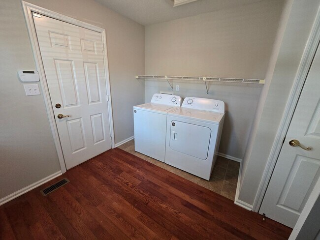 Building Photo - 3 bed, 2.5 bath House for Rent.