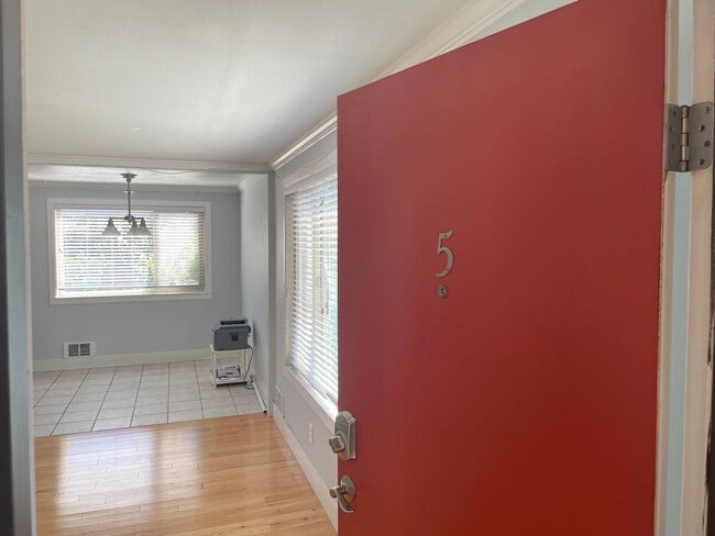 Building Photo - Wallingford 2-Bed Condo with Garage!