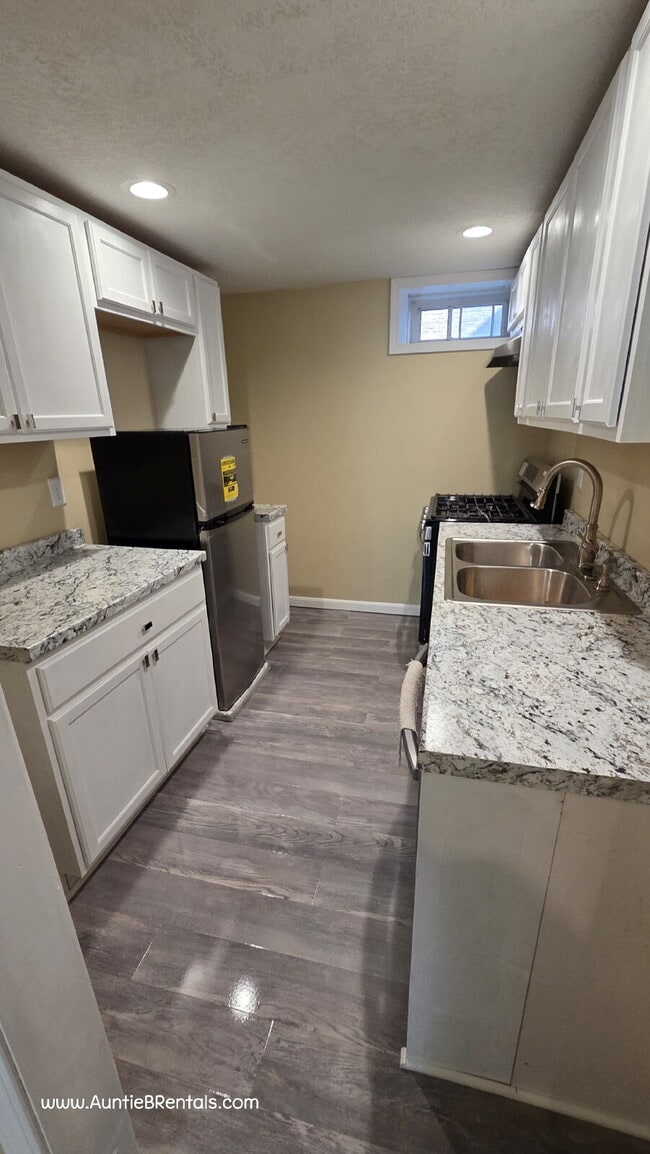 Building Photo - Utilities inclued - Quiet studio move-in r...