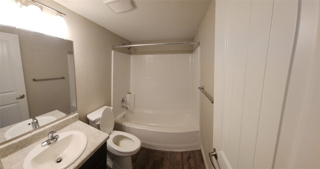 Building Photo - 724 E Ave N