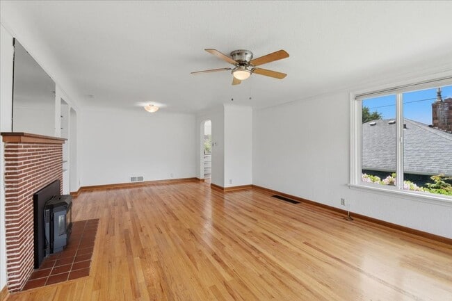 Building Photo - 3bd/2ba Seattle Home