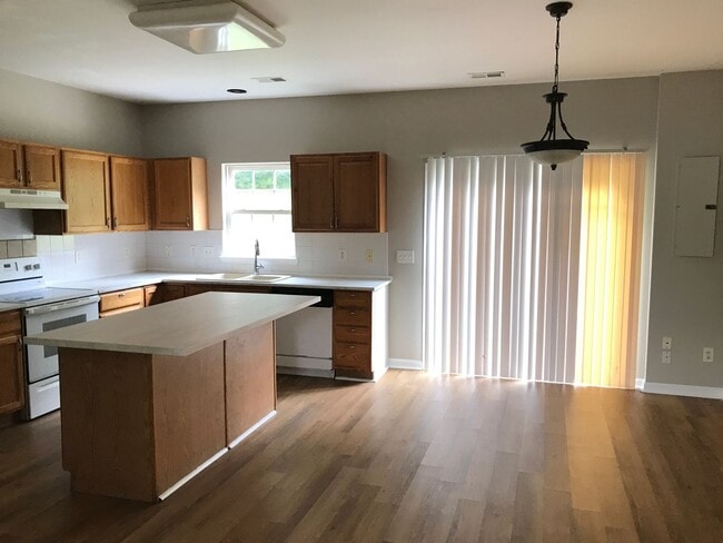 Building Photo - Great 3 Bedroom 2.5 Bath End Unit Townhome!