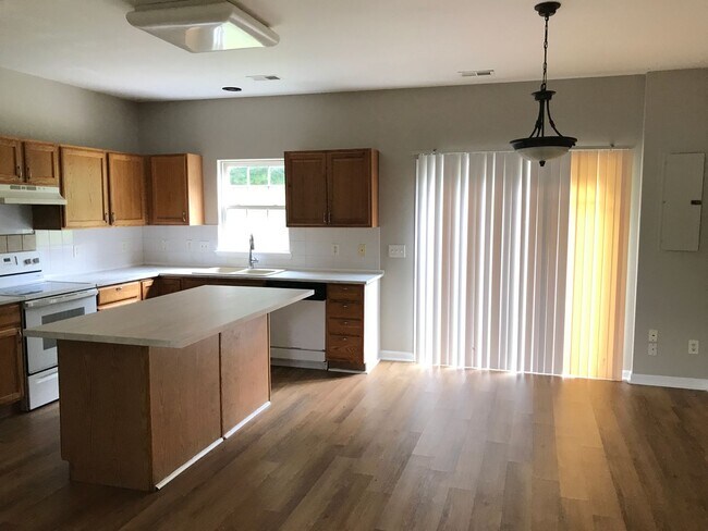 Foto del edificio - Great 3 Bedroom 2.5 Bath End Unit Townhome!