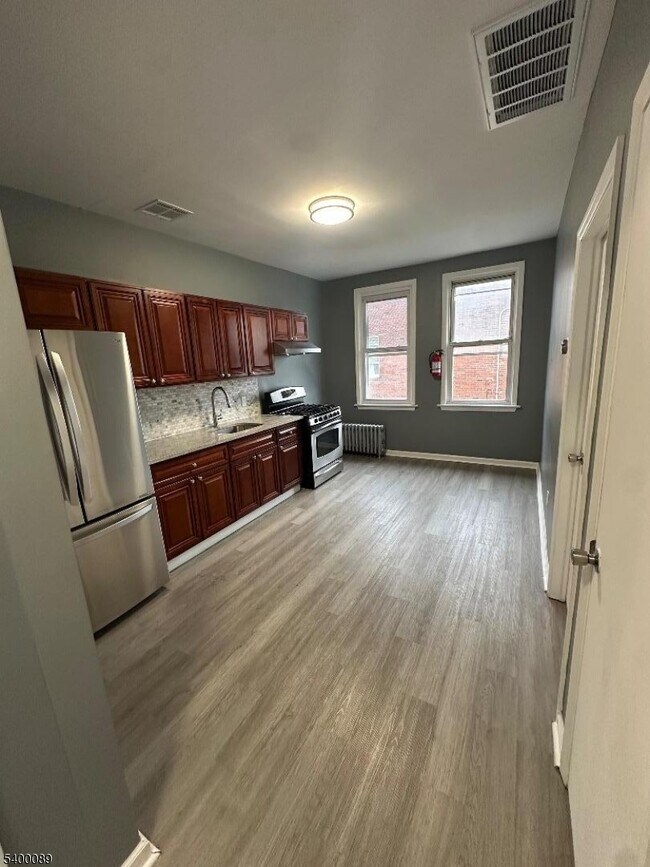 Foto del edificio - 255-257 E 16th St