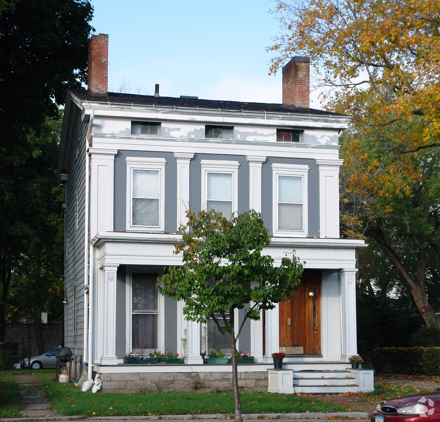 Building Photo - 219 S Plymouth Ave