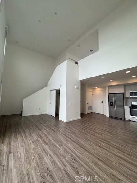 Building Photo - 5750 Hollywood Blvd