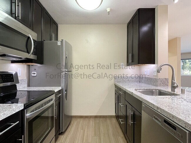Foto del edificio - 6400 Christie Ave