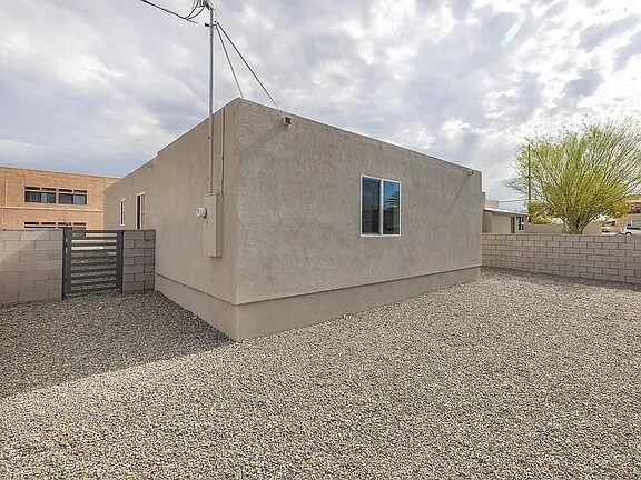 Building Photo - 938 E Waverly St