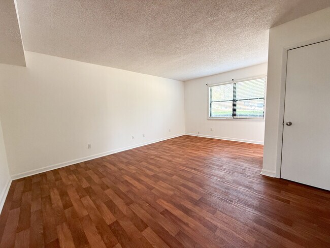 Building Photo - 902 Darling Ave