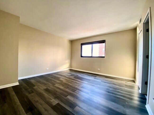 Building Photo - 6150 N Kenmore Ave