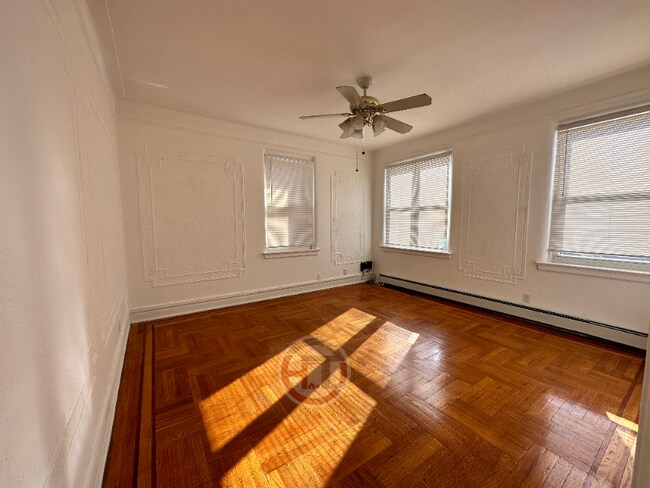 Foto del edificio - 2440 Laconia Ave