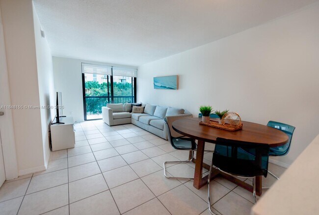Foto del edificio - 2345 NE 135th St
