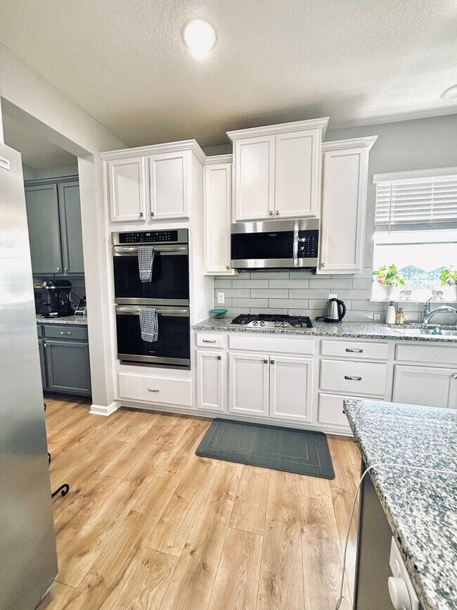 Building Photo - Stunning 5bed/3 1/2 bath Home in Shakopee!