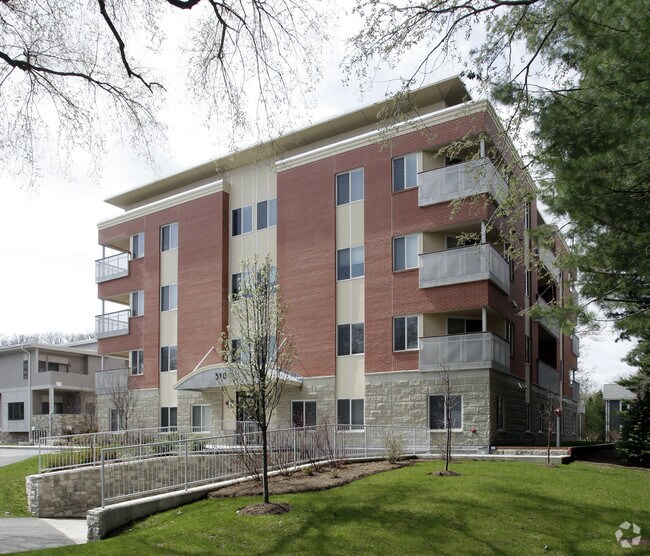 Foto del edificio - 310 Hammond Pond Pkwy