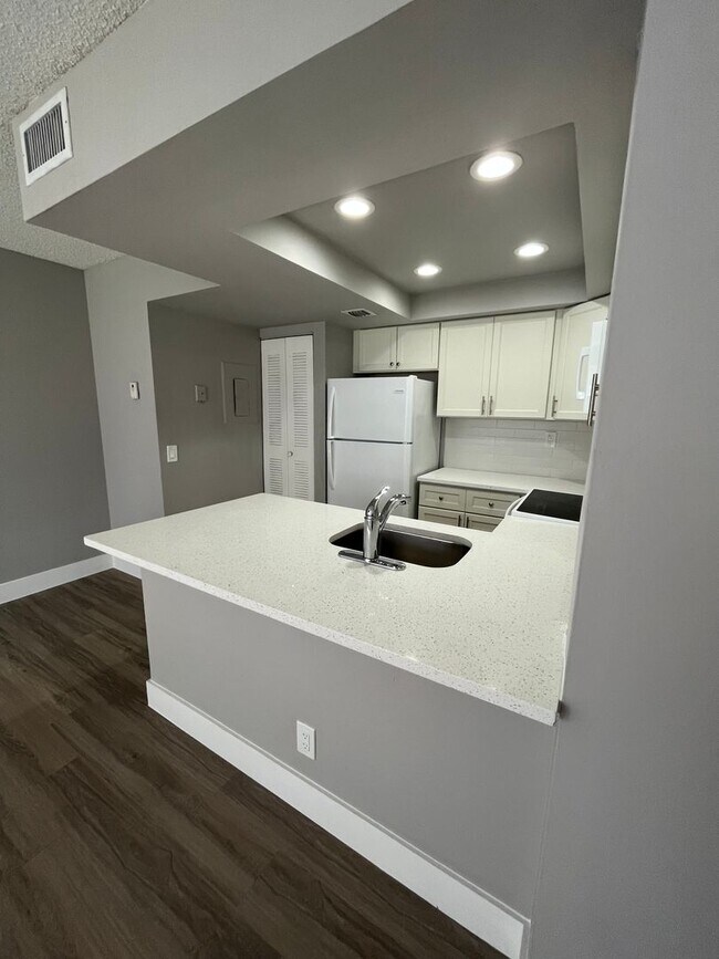 Building Photo - 752 Executive Center Dr
