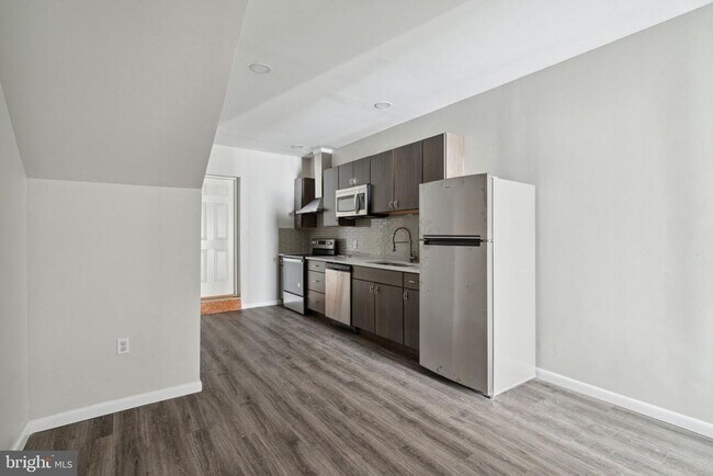Building Photo - 175 W Girard Ave