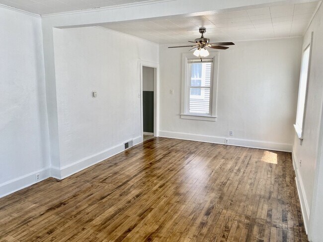 Foto del edificio - 223 W Marion St