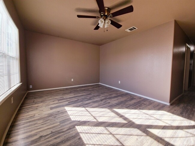 Building Photo - Great 3/2/1 in Southeast Lubbock