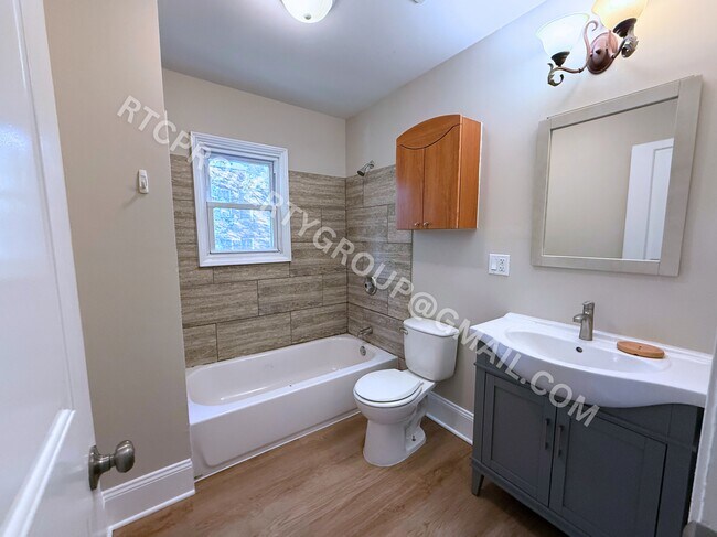 Bathroom - 1854 N Kedvale Ave