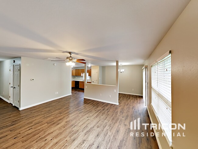 Foto del edificio - 928 Webb Dr