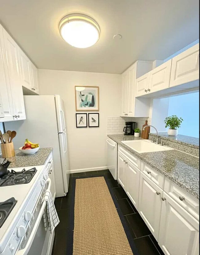 Building Photo - 241 W 43th St