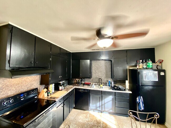 Foto del edificio - Pre-Leasing for Fall 2025! Four Bedroom in...