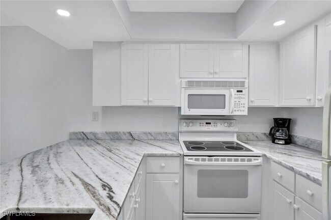 Foto del edificio - 25820 Hickory Blvd