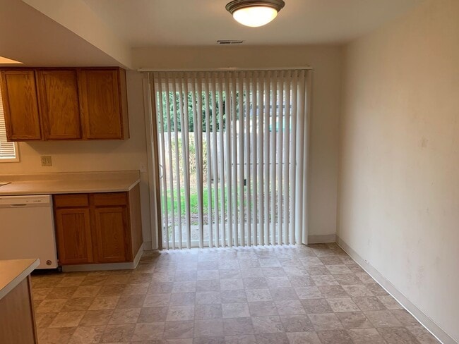 Building Photo - Bright & Spacious 3-Bedroom Home in Desirable River Road Area