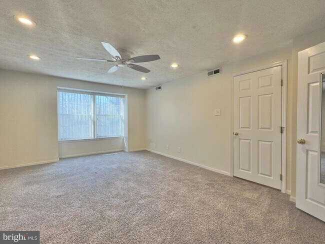 Building Photo - 100 Kenwood Dr