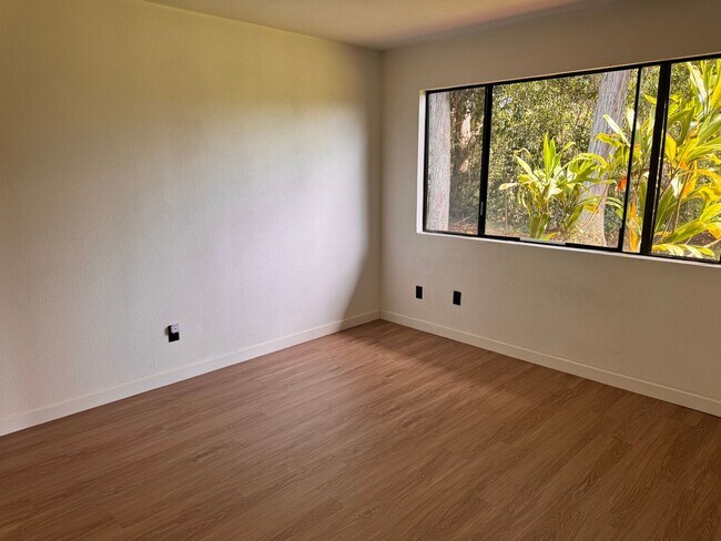 Foto del edificio - Ground Floor Corner Unit in Desirable Hidden Valley Estates!