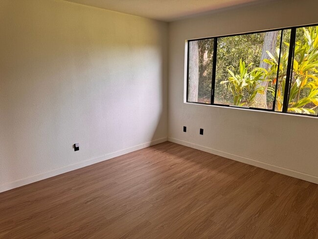 Building Photo - Ground Floor Corner Unit in Desirable Hidden Valley Estates!