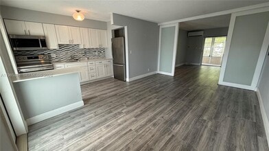 Building Photo - 2115 NE 42nd Ct