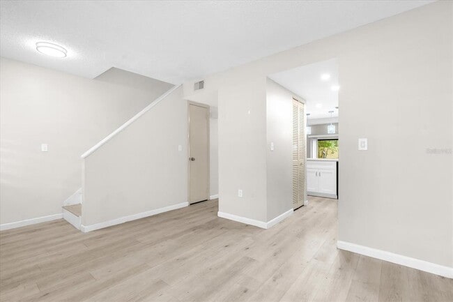 Foto del edificio - 5852 Windhover Dr