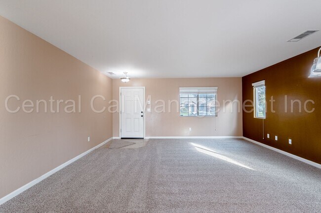 Foto del edificio - Large 4 Bedroom/2.5 Bath Home with a Large Loft - $2795 Per Month!