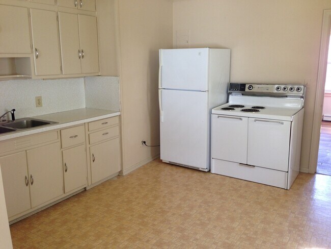 Building Photo - 2 BR House w/ Detached Garage, within 2 mi...