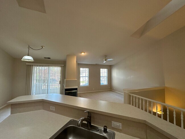 Foto del edificio - 2 Bedroom, 2 Bathroom Townhouse with Attached Garage and Washer/Dryer Hookups!