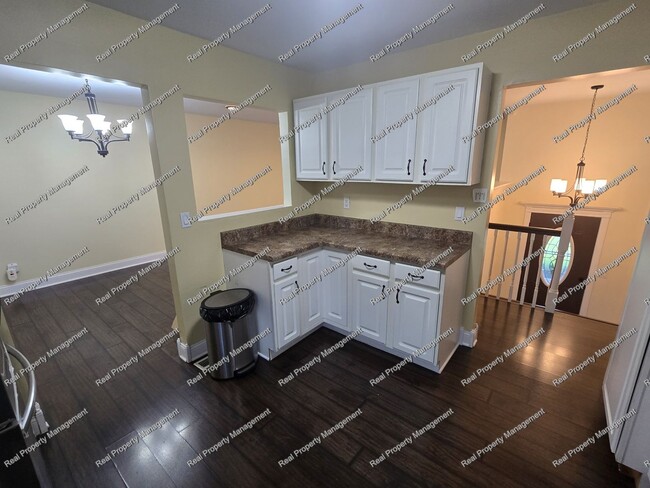 Building Photo - Three Bedroom Bi-Level
