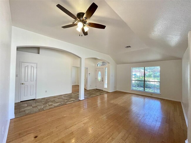 Building Photo - 2204 Zoa Dr