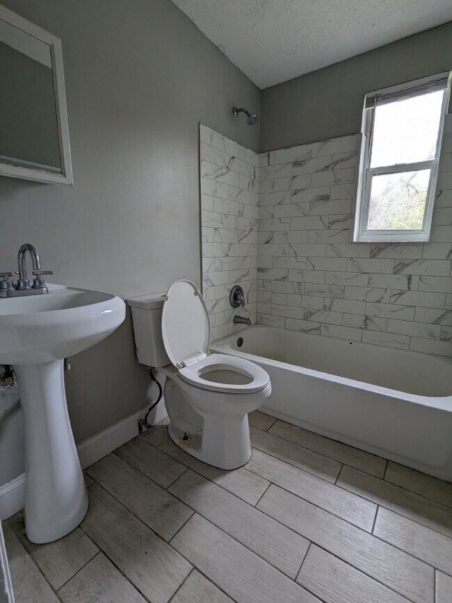 Building Photo - May Rent Special! Move in today & get the ...