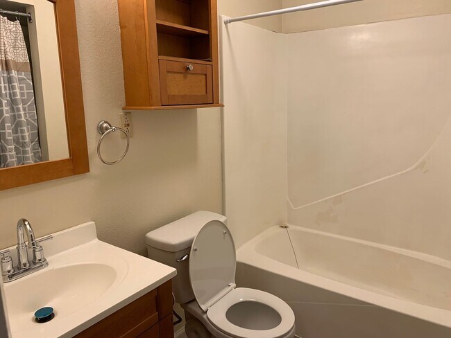 Foto del edificio - Beautiful 2 Bedroom 1 Bath Apartment Close...