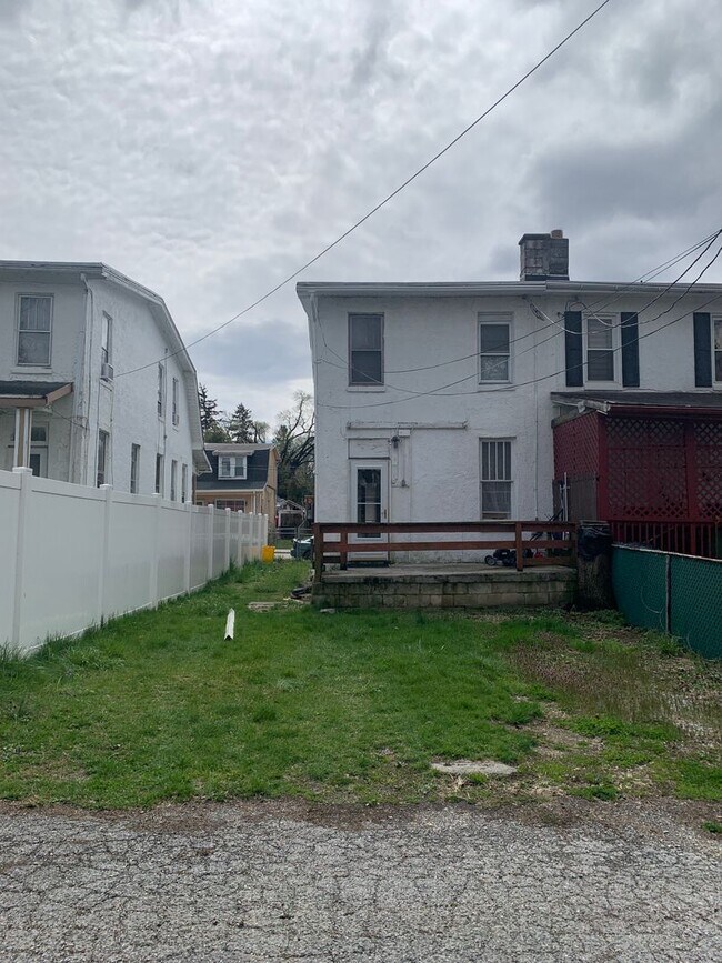 Building Photo - Cozy 2 Bedroom 2 Bath with Yard, Parking-Y...