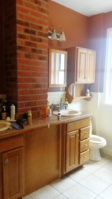 Baño con 2 tocadores - 940 Greenfield Ave