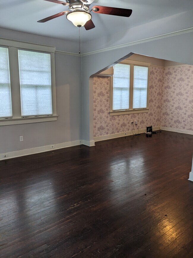 Building Photo - 4427 Fontainebleau Dr