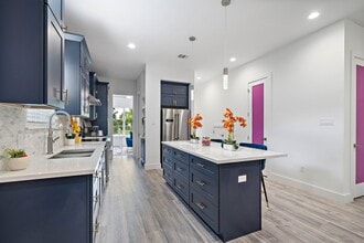 Building Photo - 207 E 38th St