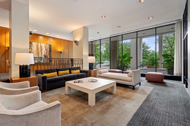 Foto del edificio - 2626 N Lakeview Ave